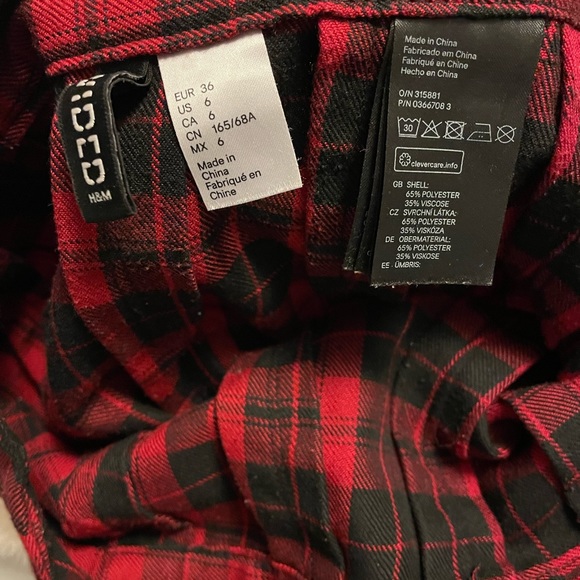 HM divided medium plaid black and red skirt - Picture 4 of 8